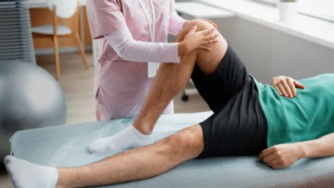 Foto demonstrativa de Fisioterapia para dor no joelho: fortalecendo para o dia a dia