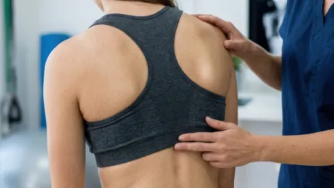 Foto demonstrativa de Fisioterapia para escoliose: cuidando da sua postura