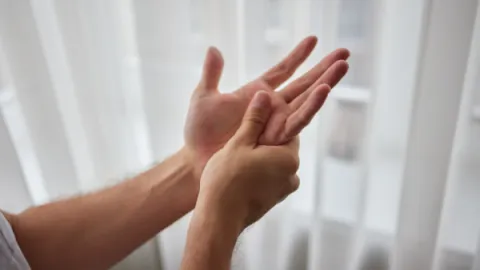 Foto demonstrativa de Formigamento em mãos e pernas: quando procurar ajuda?