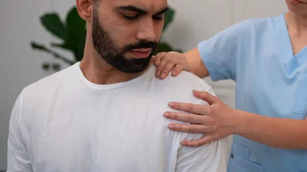 Foto demonstrativa de Fisioterapia para dor no ombro
